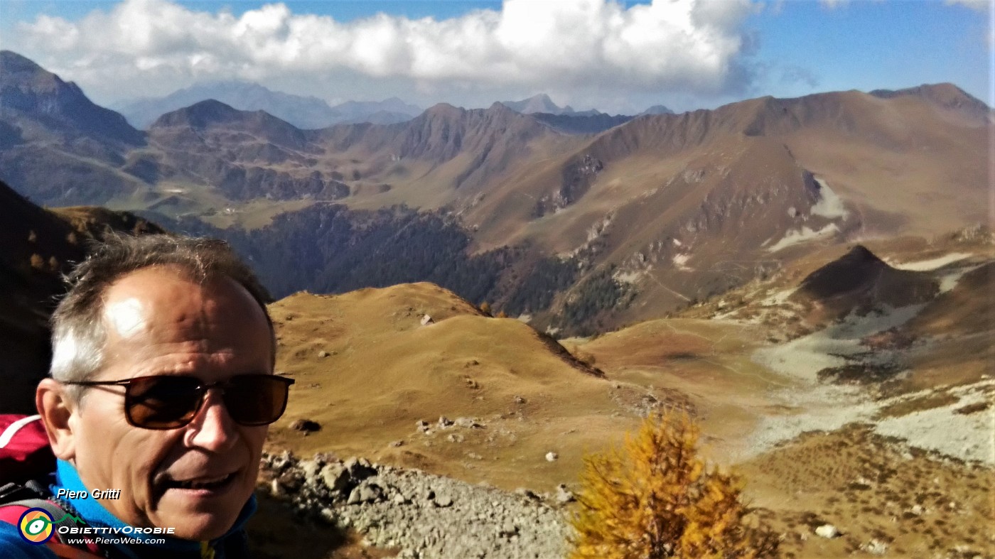 51 Uno sguardo al vallone tra Arete e Valegino che scendero al ritorno.jpg